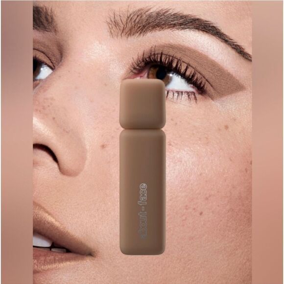 About-face matte fluid eye paint in Smell Before Rain - Picture 2 of 9